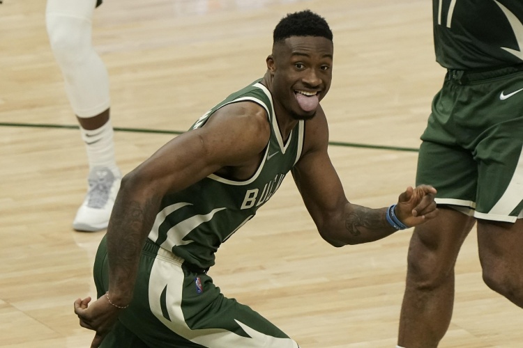 哥哥来一个！字母哥哥空切篮下 无人盯防轻松上演双手扣篮